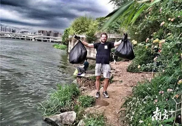 Expat Mistaken as Spy in China after Picking up Trash!