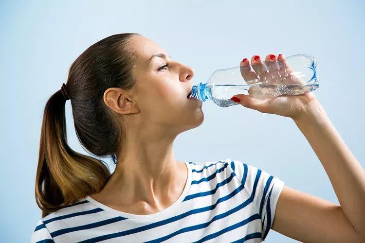 7 Surprising Benefits of Drinking Water on Empty Stomach