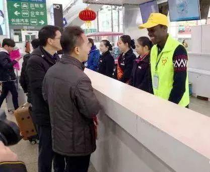 So Warm! Foreign Volunteers to Serve Travelers during CNY!