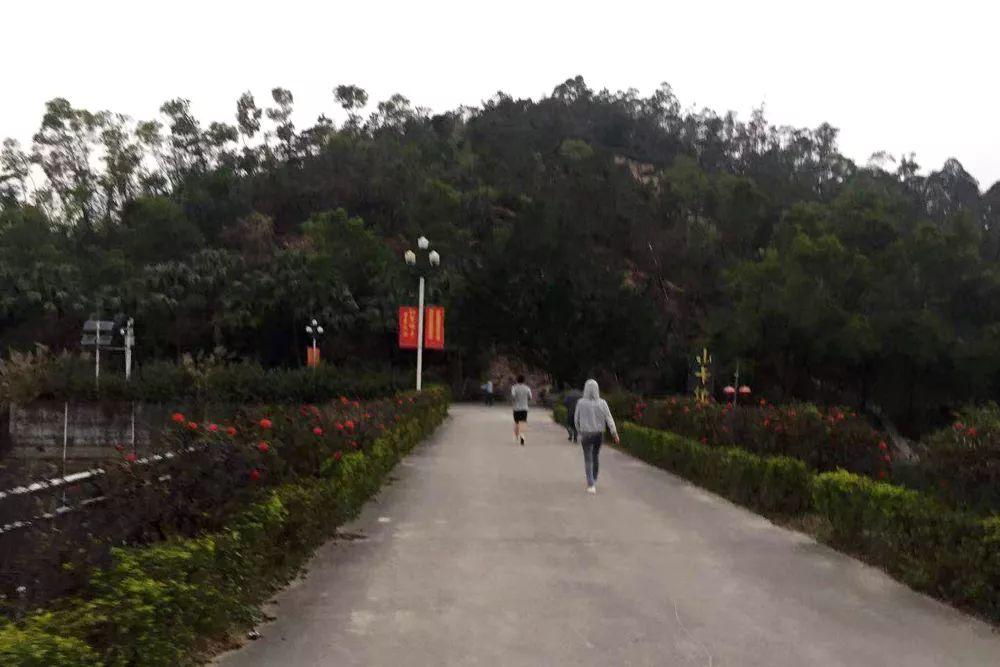 好嗨哟!看小姐姐示范如何正确搭讪…… 好嗨哟!看小姐姐示范如何正确搭讪……