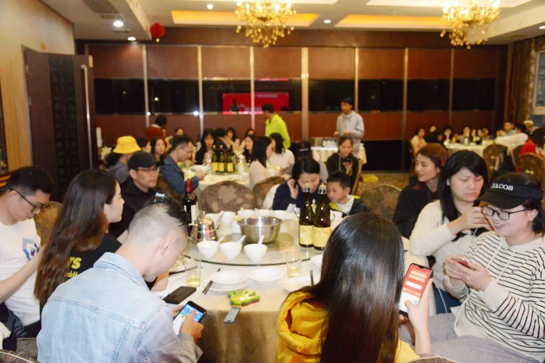 好嗨哟!看小姐姐示范如何正确搭讪…… 好嗨哟!看小姐姐示范如何正确搭讪……