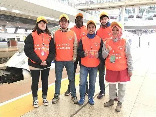 So Warm! Foreign Volunteers to Serve Travelers during CNY!