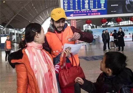 So Warm! Foreign Volunteers to Serve Travelers during CNY!