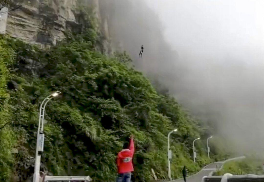 She Bungee Jumps from 300m to Deliver Lunch for 200 Employees!