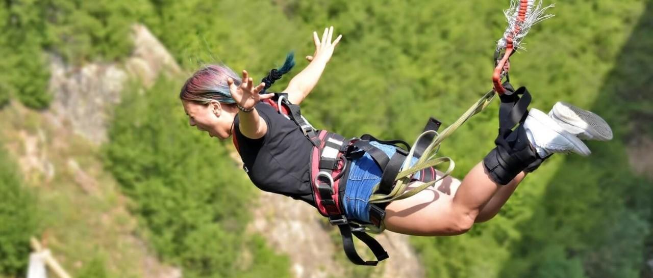 She Bungee Jumps from 300m to Deliver Lunch for 200 Employees!