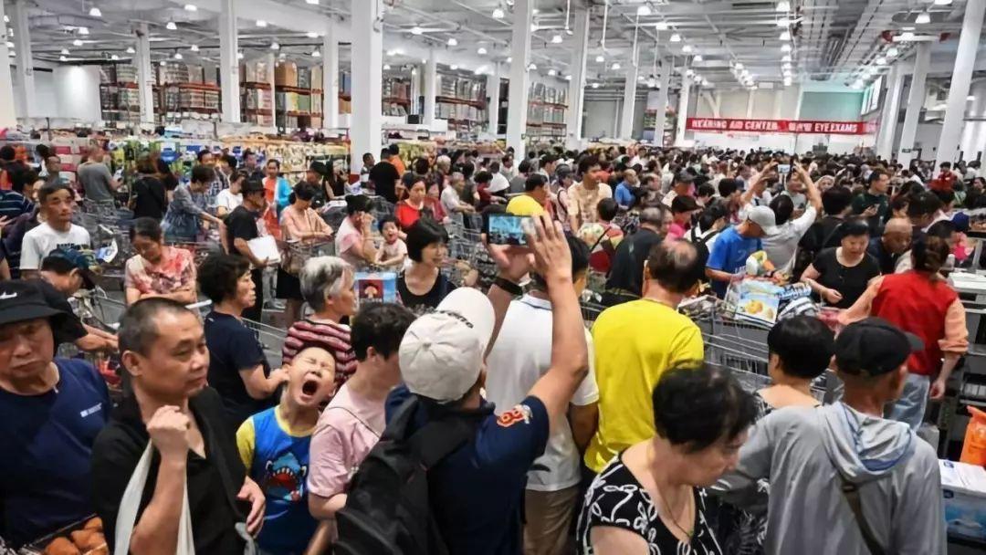 Crazy! China’s First Costco Shuts Owing To Overcrowding!