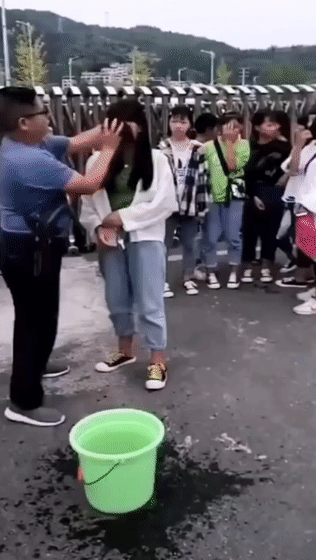Teacher Removed Girls' Make-up at the School Gate! Teacher Removed Girls' Make-up at the School Gate!