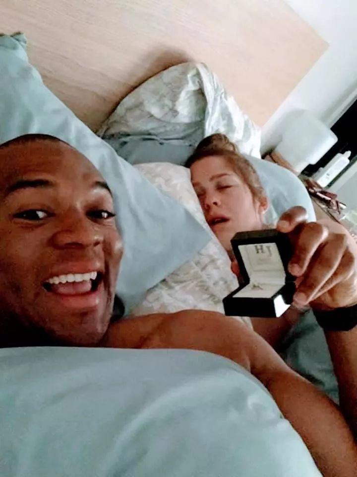 Man Goes Viral for Proposal to His Girlfriend For a Month... Man Goes Viral for Proposal to His Girlfriend For a Month...
