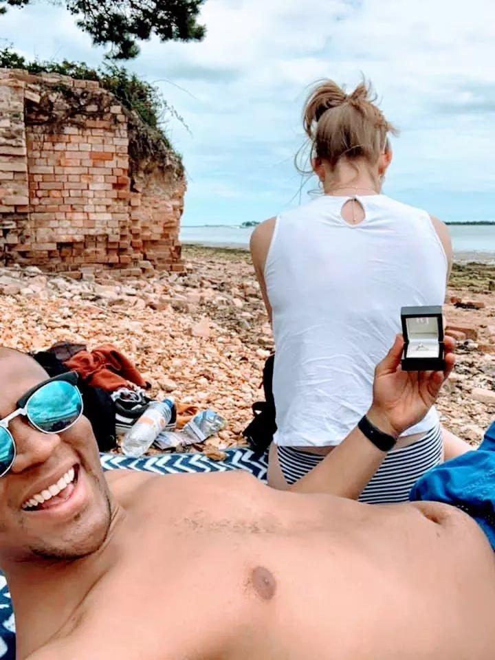 Man Goes Viral for Proposal to His Girlfriend For a Month... Man Goes Viral for Proposal to His Girlfriend For a Month...