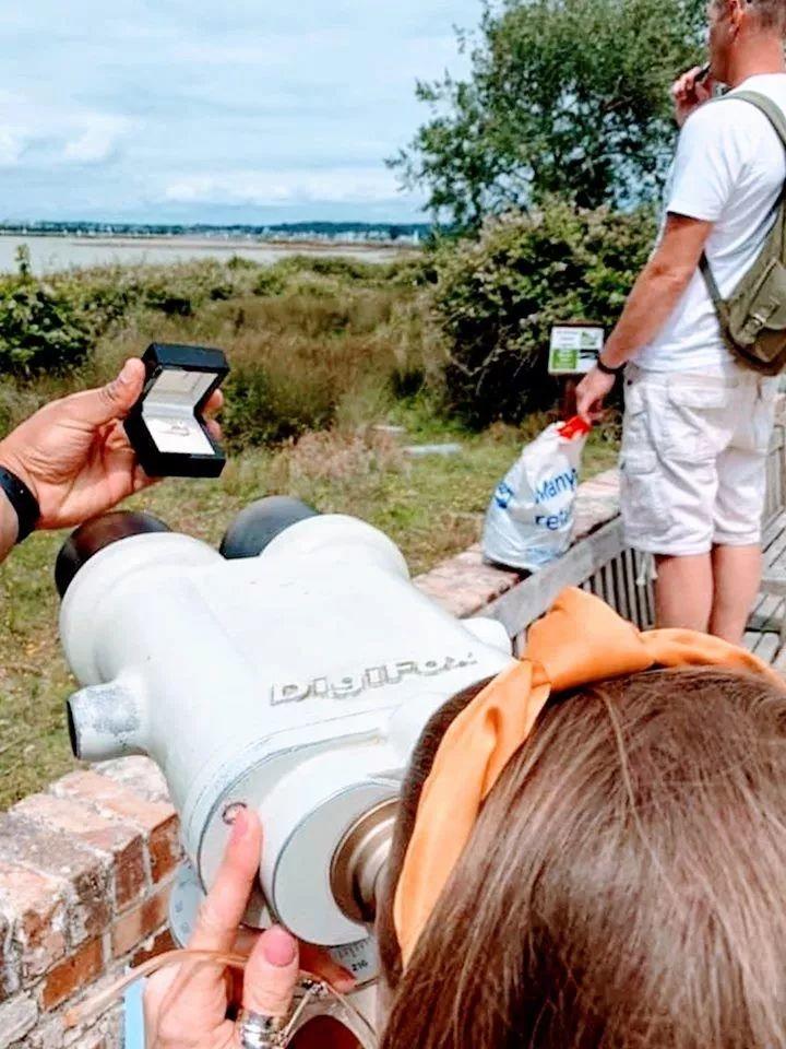 Man Goes Viral for Proposal to His Girlfriend For a Month... Man Goes Viral for Proposal to His Girlfriend For a Month...