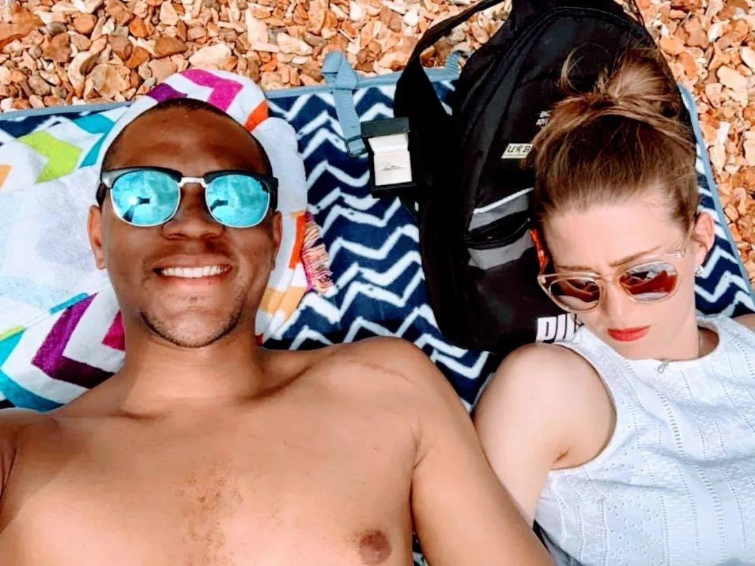 Man Goes Viral for Proposal to His Girlfriend For a Month... Man Goes Viral for Proposal to His Girlfriend For a Month...