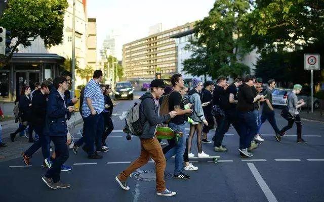 Forbidden! You’ll be Fined for Doing This while Crossing!