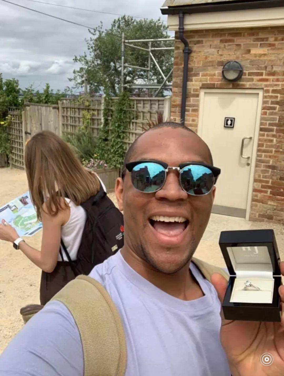 Man Goes Viral for Proposal to His Girlfriend For a Month... Man Goes Viral for Proposal to His Girlfriend For a Month...
