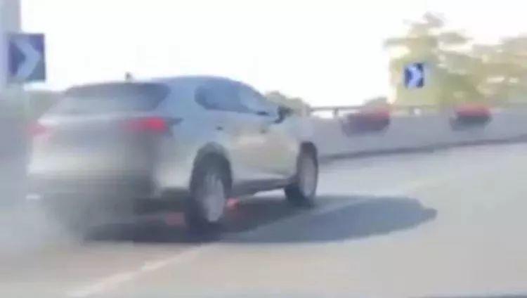 Your Car is on Fire! Driver Shouts and Stops A Car on the Road