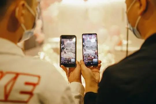 Stay Home & Make Friends! Dating Apps Turn Hot during Outbreak Stay Home & Make Friends! Dating Apps Turn Hot during Outbreak