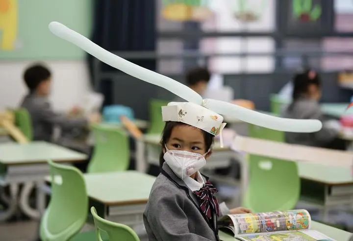 Smart Solution! Chinese Kids Wear Hats to Keep Social Distance