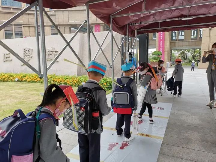 Smart Solution! Chinese Kids Wear Hats to Keep Social Distance