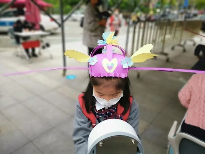 Smart Solution! Chinese Kids Wear Hats to Keep Social Distance