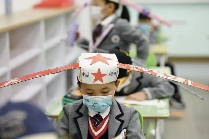 Smart Solution! Chinese Kids Wear Hats to Keep Social Distance Smart Solution! Chinese Kids Wear Hats to Keep Social Distance