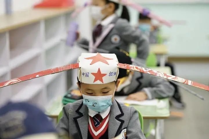 Smart Solution! Chinese Kids Wear Hats to Keep Social Distance