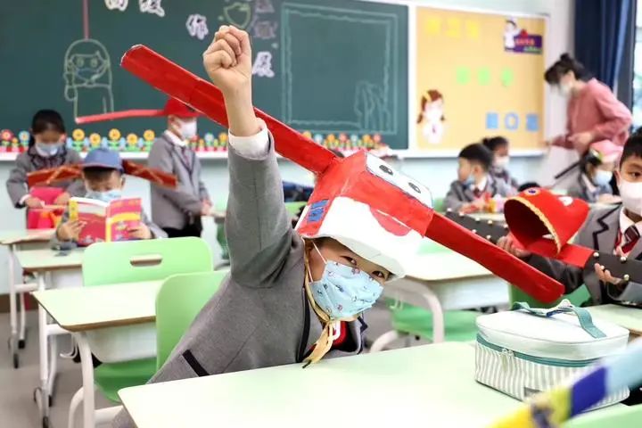 Smart Solution! Chinese Kids Wear Hats to Keep Social Distance