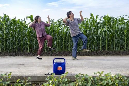 Bye Depression! Chinese Couple's Dance Lifts Spirits of Millions