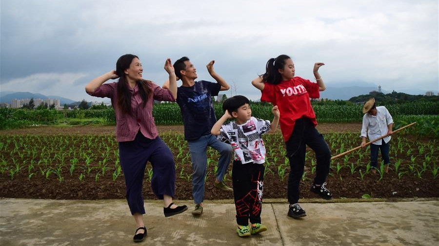 Bye Depression! Chinese Couple's Dance Lifts Spirits of Millions Bye Depression! Chinese Couple's Dance Lifts Spirits of Millions