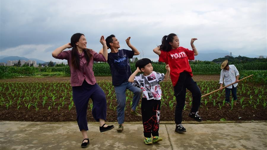 Bye Depression! Chinese Couple's Dance Lifts Spirits of Millions